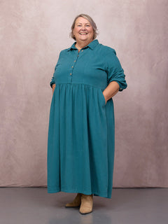 Lesley wears size 24 Regular