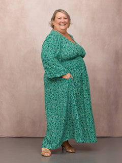 Lesley wears size 24 Regular