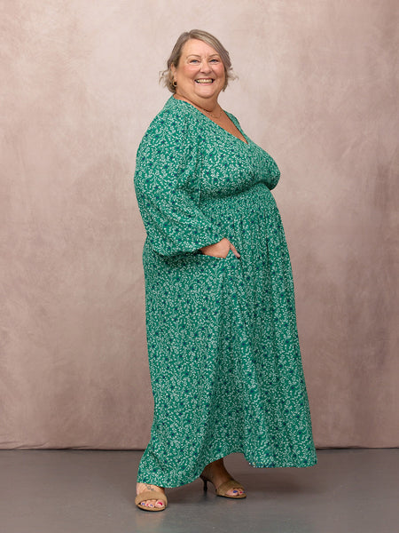 Lesley wears size 24 Regular