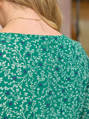 _0000s_0006_C27-Maddie-Long-Sleeve-V-Neck-Dress-Green-Botanical-Star-Print-DETAIL-05.jpg