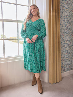 Danielle wears size 14 Regular