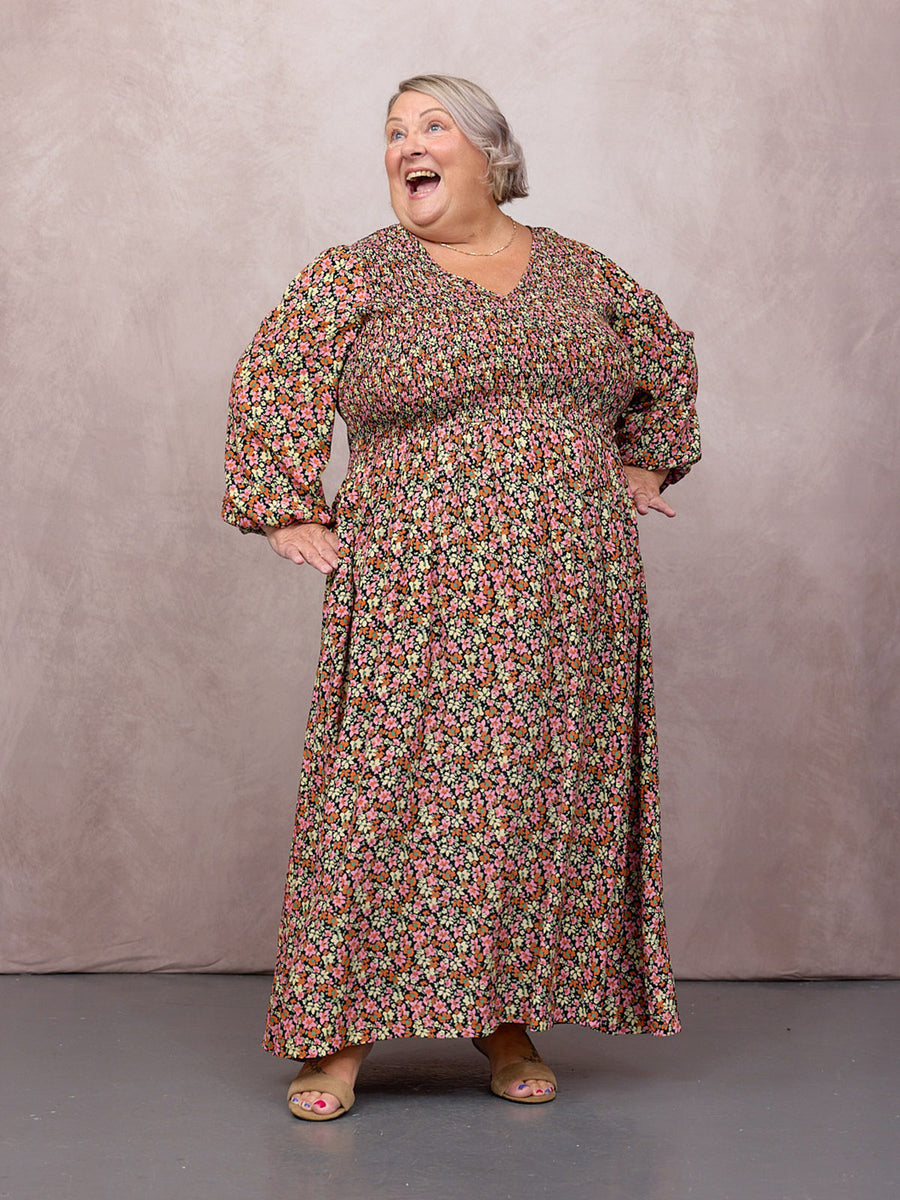Lesley wears size 24 Regular