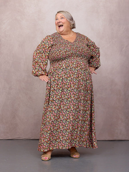 Lesley wears size 24 Regular