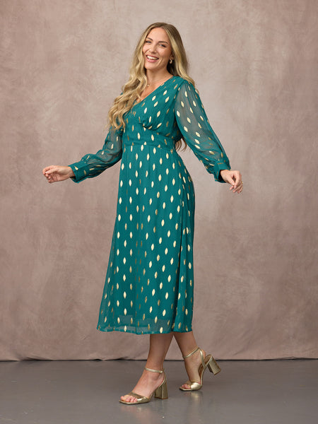 Danielle wears size 14 Regular