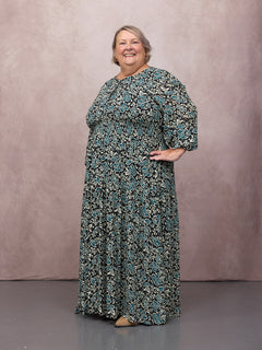 Lesley wears size 24 Regular