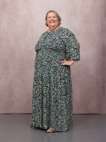Lesley wears size 24 Regular