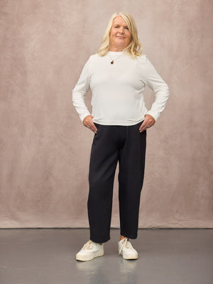_0004s_0006_C25-Pam-Cotton-Twill-Trouser-Black-CUSTOMER-02.jpg