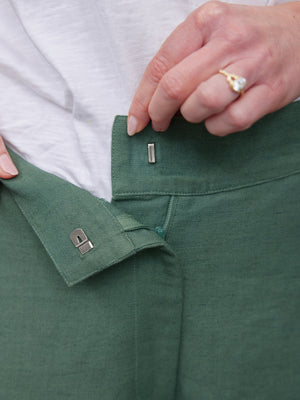 _0004s_0008_C22.2-Myrtle-Barrel-Leg-Trouser-Green-DETAIL-02.jpg