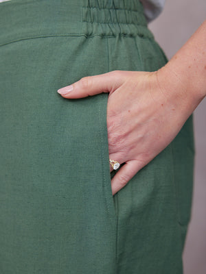 _0004s_0009_C22.2-Myrtle-Barrel-Leg-Trouser-Green-DETAIL-01.jpg