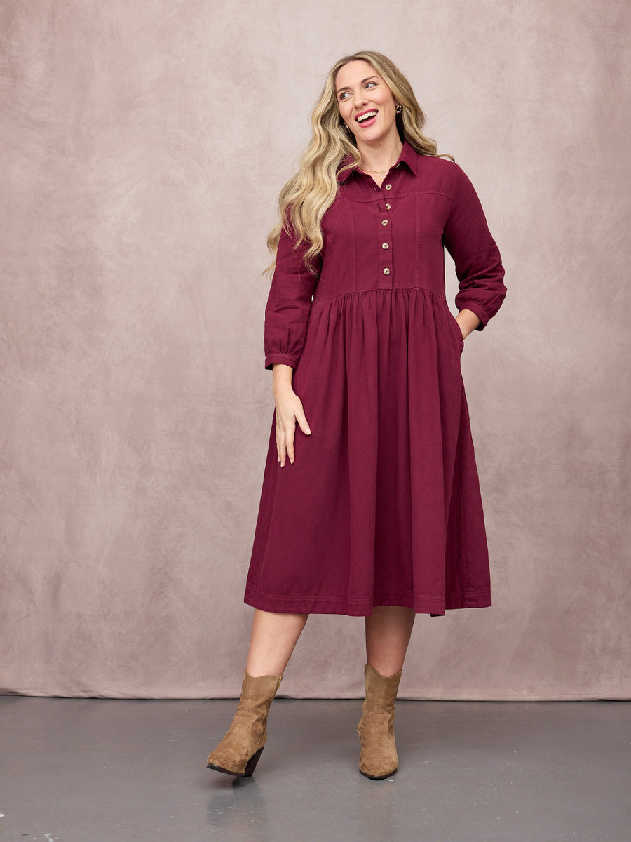 Danielle wears size 14 Regular