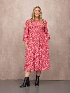 Lucy wears size 18 Regular