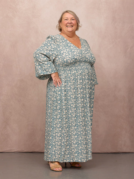 Lesley wears size 24 Regular