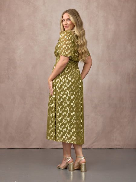 Danielle wears size 14 Regular