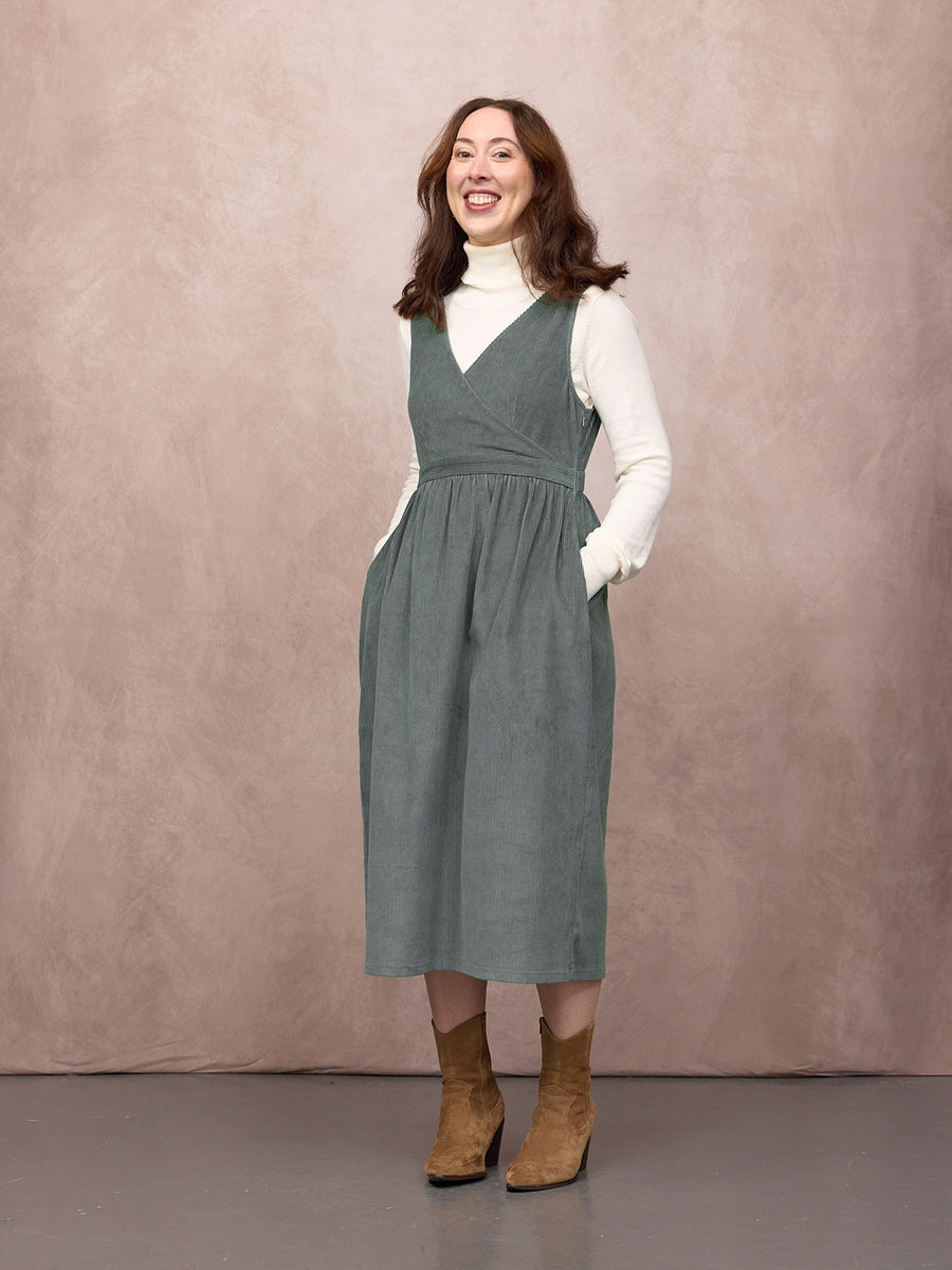 Lauren wears size 10 Regular