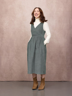 Lauren wears size 10 Regular